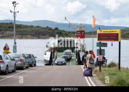 Les passagers et les voitures descendre de l'île de MV (Cumbrae) au terminal de ferry, Portavadie Portavadie, ARGYLL & BUTE. Banque D'Images