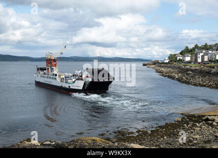 L'île de MV (Cumbrae) Loch Fyne Tarbert ferry part sur la route à Portavadie, ARGYLL & BUTE. Banque D'Images