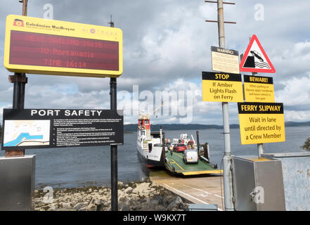 L'île de MV (Cumbrae) Loch Fyne Tarbert ferry part sur la route à Portavadie, ARGYLL & BUTE. Banque D'Images