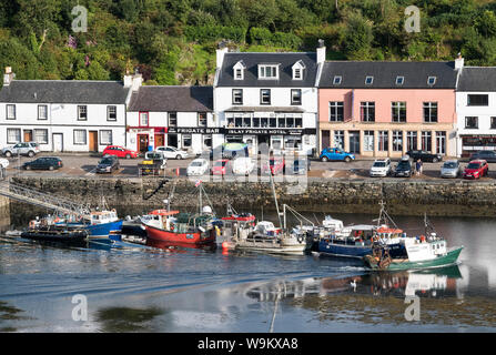 Une vue sur le port de Tarbert, sur la péninsule de Kintyre, Argyll, Scotland. Banque D'Images