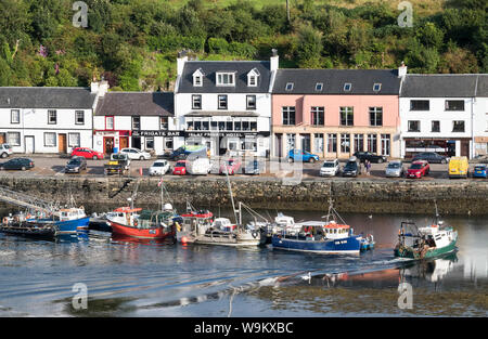 Une vue sur le port de Tarbert, sur la péninsule de Kintyre, Argyll, Scotland. Banque D'Images