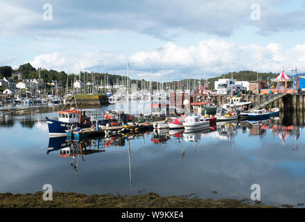 Une vue sur le port de Tarbert, sur la péninsule de Kintyre, Argyll, Scotland. Banque D'Images