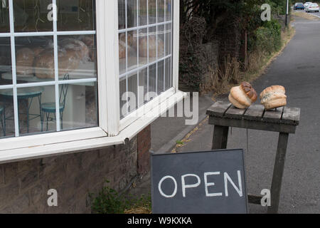 Boutique Pain pain Boulangerie artisanale de loafs sur table à l'extérieur de petits commerces locaux publicité qu'ils sont ouverts à Wiltshire UK 2019 HOMER SYKES Banque D'Images