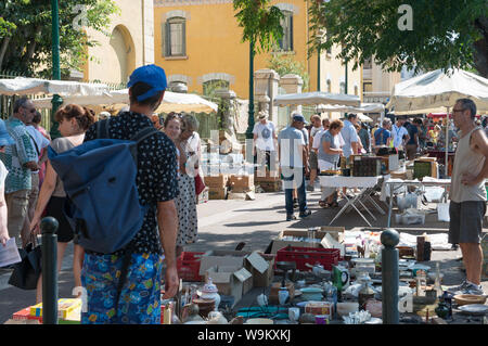 Ajaccio, Corse, 2019-08-France.. Les résidents et les touristes de la navigation produits en marché aux puces en corse. Banque D'Images