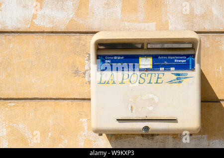 Ajaccio, Corse, 2019-08-France.. La Poste, metal post box monté sur l'extérieur du bâtiment en brique de la rue en France Banque D'Images