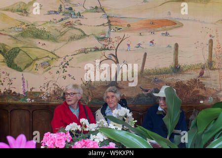 Village Flower show 2010s UK. Seniors femmes femmes à un événement communautaire Brompton Ralph, 2019 Somerset . Peinture sur le village hall mur est de leur communauté dans les pays de l'Ouest Angleterre HOMER SYKES Banque D'Images