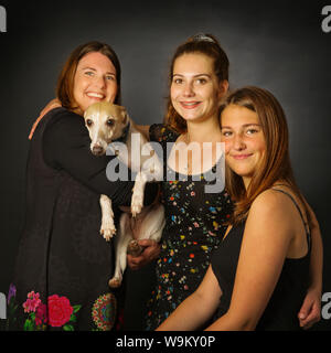 Un portrait de famille d'une mère seule avec ses deux filles adolescentes Banque D'Images