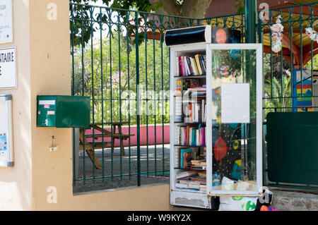 Ajaccio, Corse, 2019-08-France.. À l'aide d'un résident de la communauté bibliothèque, un congélateur recyclé utilisé pour l'indice de protection . Banque D'Images