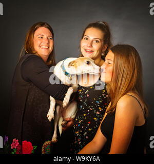 Un portrait de famille d'une mère seule avec ses deux filles adolescentes Banque D'Images