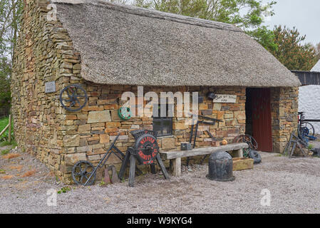 Voyage en Irlande (mai 19-29, 2019) Kerry Bog Village sur l'Anneau du Kerry. Bâtiment de l'ancienne forge Banque D'Images