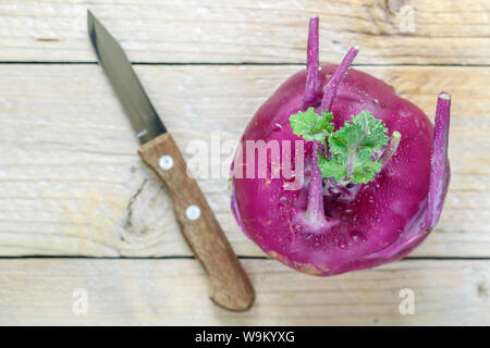 Produits frais bio chou chou-rave violet sur table en bois. La récolte de légumes. Selective focus Banque D'Images