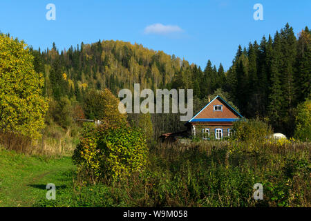 Petite ferme dans une belle vallée entre les collines boisées de l'automne Banque D'Images