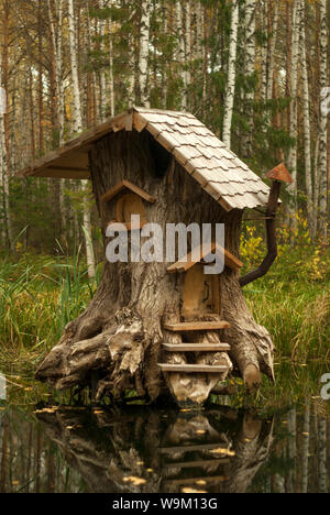 Rerm, Russie - Octoder 02, 2018 : objet d'art - Maison des contes de créatures dans une souche sur le marais Banque D'Images