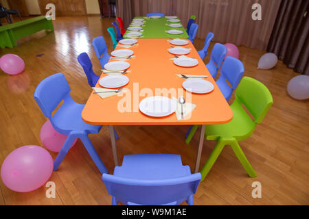 L'école maternelle, d'une salle à manger maternelle . meubles pour enfants et jouets en maternelle . classe de maternelle avec les petites tables et chaises vert Banque D'Images