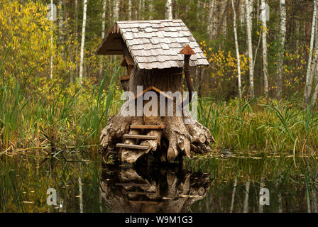 Rerm, Russie - Octoder 02, 2018 : objet d'art - Maison des contes de créatures dans une souche sur le marais Banque D'Images