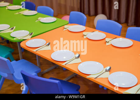 L'école maternelle, d'une salle à manger maternelle . meubles pour enfants et jouets en maternelle . classe de maternelle avec les petites tables et chaises vert Banque D'Images
