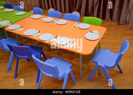 L'école maternelle, d'une salle à manger maternelle . meubles pour enfants et jouets en maternelle . classe de maternelle avec les petites tables et chaises vert Banque D'Images