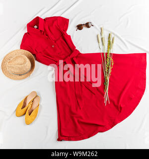 Robe élégante rouge, chapeau de paille, jaune sandales à la mode .outfit concept. Vue de dessus, chaque seconde vêtements est présent Banque D'Images