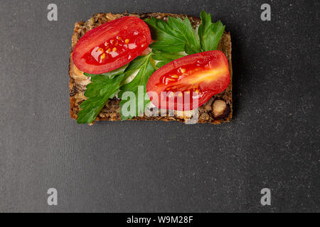 Du pain sandwich ouvert avec fromage feta, tomates. Banque D'Images