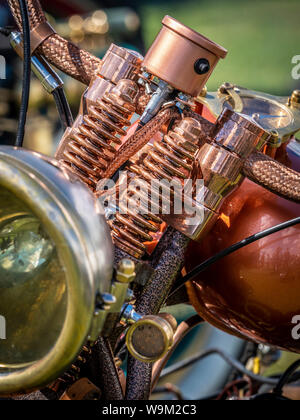 Ressorts de suspension de couleur cuivre steampunk sur moto à Whitby steampunk week-end, UK. Banque D'Images