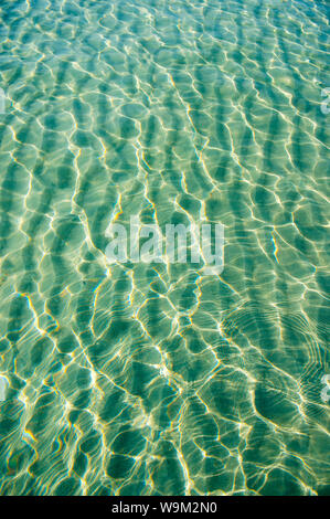 Les eaux bleu-vert tropical Contexte dans les mers peu profondes avec de petites vagues en plein soleil Banque D'Images