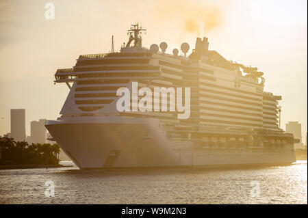 Vue en contre-jour d'or brun putride de fumée d'échappement s'échapper de la cheminée d'un navire de croisière au coucher du soleil Banque D'Images