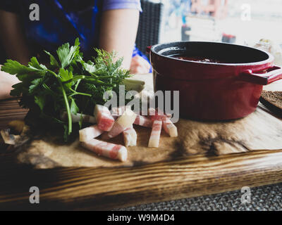 Jeune femme et rouge pot de soupe de betteraves traditionnelle russe - borscht. Matières et végétalien avec tomates, pommes de terre, aneth, persil, ail, oignon, sain f Banque D'Images