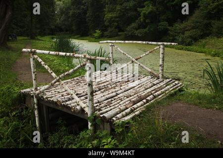 Pont en bois à côté de l'étang faible (Nizhny Prud) dans le parc du mémorial Léon Tolstoï à Iasnaïa Poliana immobilier près de Toula, en Russie. Banque D'Images