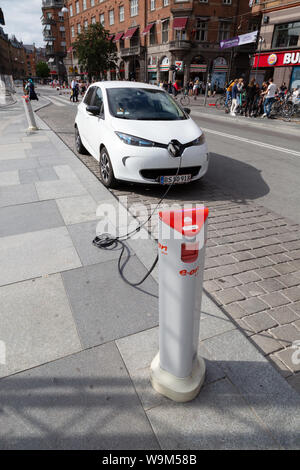 Chargement de la batterie de voiture électrique - une voiture Renault ZOE la recharge sa batterie à un point de recharge E.On, Copenhague Danemark Scandinavie Europe Banque D'Images