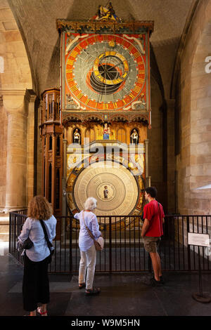 Lund les touristes à la recherche de l'horloge astronomique, l'horloge du 14ème siècle, intérieur de la cathédrale de Lund, Lund Suède Scandinavie Europe Banque D'Images