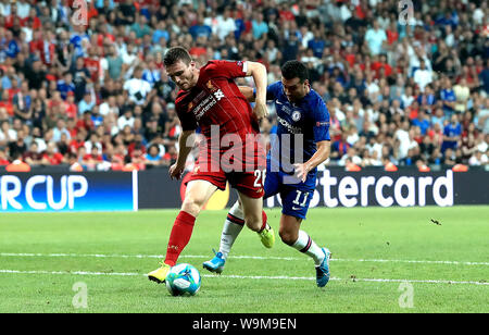 Le centre de Liverpool, Andrew Robertson (à gauche) et de Chelsea's Pedro (à droite) bataille pour la balle durant la finale de la Super Coupe de l'UEFA à Besiktas, Istanbul Park. Banque D'Images