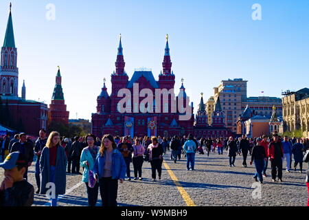 Les visiteurs à la place Rouge, Moscou, Russie Banque D'Images