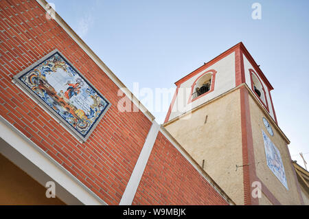 Église paroissiale de San Pedro Apóstol à Rojales, dans la province d'Alicante, Espagne. Notre Dame du Rosaire, Virgen del Rosario plaque 75e anniversaire Banque D'Images