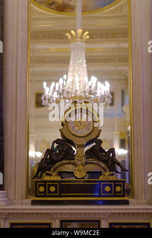 Horloge dans le Grand Palais, Peterhof, Petrodvorets, Saint-Pétersbourg, Russie Banque D'Images