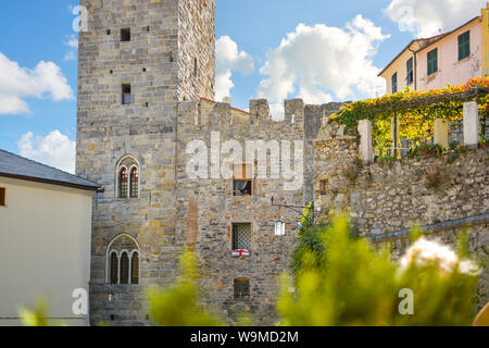 Femme italienne locale s'appuie sur une fenêtre sur la ville ancienne porte de la ville de Portovenere, Italie, une partie de la Riviera italienne en Ligurie Banque D'Images