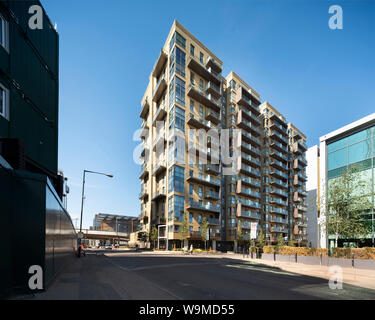 L'altitude d'angle appartement multi-niveau de la tour de rue. Wembley Park Gate, Londres, Royaume-Uni. Architecte : CZWG Architectes s.r.l., 2019. Banque D'Images