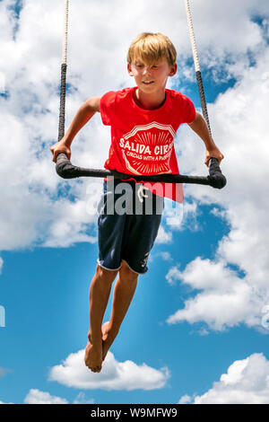 Jeune garçon sur la scène ; trapèze Salida Circus summer camp finale ; Salida, Colorado, USA Banque D'Images