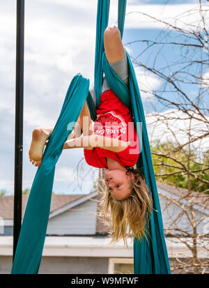 Jeune fille sur la scène ; les soies de cirque aérien Salida Circus summer camp finale ; Salida, Colorado, USA Banque D'Images