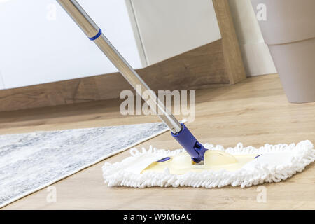 Rdp moderne blanc utilisé pour le nettoyage d'un sol en parquet Banque D'Images