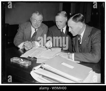 Les dirigeants de l'armée en question par chambre Comité des affaires militaires. Washington, D.C., le 24 janvier. Le brig. Le général George P. Tyner, gauche, sous-chef d'état-major, a dit à la Chambre aujourd'hui, Comité des affaires militaires que les Etats-Unis doivent "pas envoyer ses soldats sur le terrain avec des armes désuètes". Il a dit que les 110 000 000 $ d'éléments critiques recommandées par le président Roosevelt serait seulement suffisant pour équiper l'armée régulière et la garde nationale. Le général de C.M. Weston, chef de l'ordonnance, et le Major-général R.M. Beck, droit, sous-chef d'état-major américain, a aussi comparu devant le comité, 1/24/39 Banque D'Images