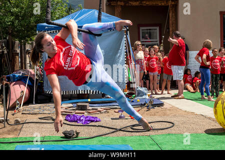 Jeune femme sur la scène ; trapèze Salida Circus summer camp finale ; Salida, Colorado, USA Banque D'Images