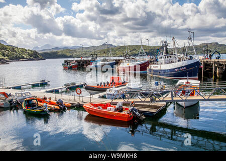 Bateaux de pêche dans le port de Gairloch Wester Ross Banque D'Images