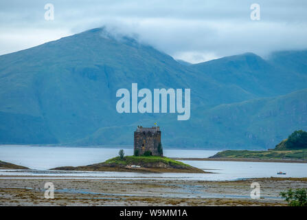 Château de Stalker photographié à marée basse, la tour médiévale maison est construite sur une petite île à l'embouchure du Loch Laich, Argyll, Scotland. Banque D'Images