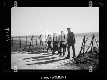 Arrivée en Palestine de Monsieur Antony [c.-à-d., Anthony] Eden. M. Antony Eden escorté à la réception à l'aéroport de Gaza post Banque D'Images