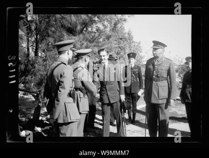 Arrivée en Palestine de Monsieur Antony [c.-à-d., Anthony] Eden. M. Antony Eden en cours d'introduction aux officiers de l'armée par le général Barker & Allan Banque D'Images