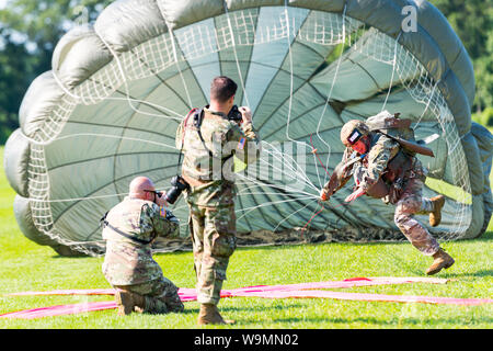 Soldat en travers de la dropzone à 2019, une organisation internationale Leapfest ligne statique de l'événement de formation en parachutisme et la concurrence. Banque D'Images