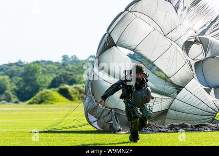 Soldat en travers de la dropzone à 2019, une organisation internationale Leapfest ligne statique de l'événement de formation en parachutisme et la concurrence. Banque D'Images