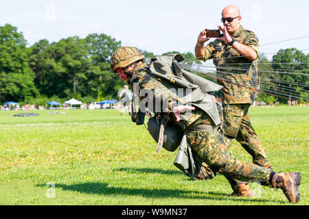 Soldat en travers de la dropzone et photographiée par son coéquipier au 2019, international Leapfest compétition en ligne statique. Banque D'Images