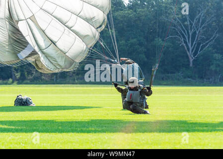 Leapfest 2019, un parachute militaire en ligne statique de l'événement de formation et concours, organisé par la Garde nationale de Rhode Island. Banque D'Images