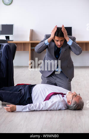 L'employé de sexe masculin souffrant d'une crise cardiaque dans le bureau Banque D'Images